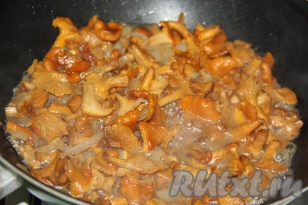 Жарим лисички в течение 20 минут на среднем огне, помешивая время от времени. Сначала грибы выделят жидкость, а затем она во время готовки вся испарится.
