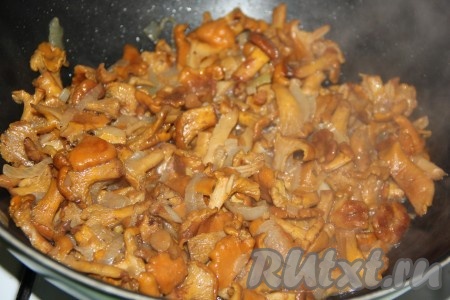 В грибах не должно остаться жидкости.
