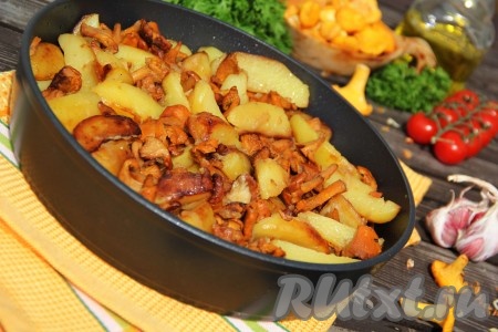 Вот так просто можно пожарить картошку с лисичками и луком на сковороде. Блюдо получается очень аппетитным, сытным, вкусным. К столу подаём в горячем виде прямо на сковороде.
