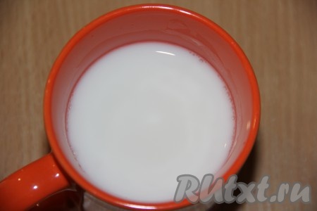 Крахмал развести в 500 мл холодной воды, тщательно перемешать (до полной однородности).
