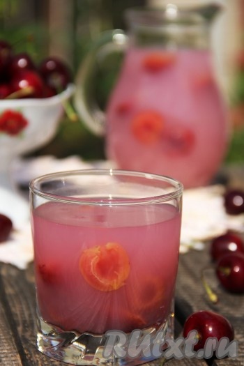 Красивый, вкусный, в меру сладкий кисель из черешни, приготовленный с добавлением крахмала, остудить, а затем разлить по стаканам и подать к столу.
