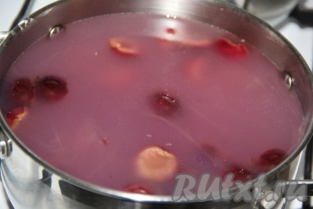 Довести кисель до кипения и снять с огня.