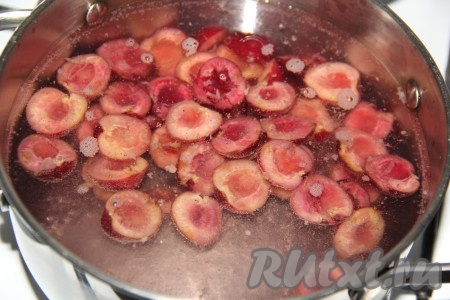 Выложить в кастрюлю черешню, очищенную от косточек, довести до кипения, а затем варить минут 5-7 на небольшом огне.
