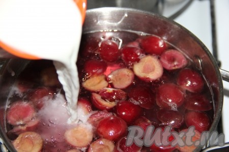 Когда черешня проварится 5-7 минут, влить в кастрюлю тонкой струйкой смесь крахмала и воды, тщательно перемешивая кисель.&nbsp;
