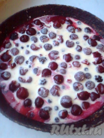 Залить ягоды подготовленным тестом.
