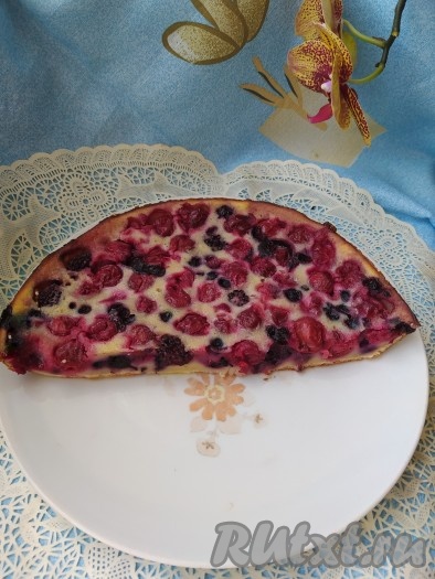 Тёплый десерт выложить на тарелку,