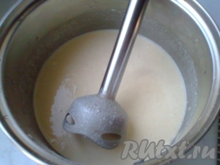 Взбить получившуюся массу погружным блендером. Тесто для клафути получится жидким.
