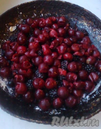 Из вишни удалить косточки. Форму для выпечки смазать сливочным маслом и заполнить дно ягодами.
