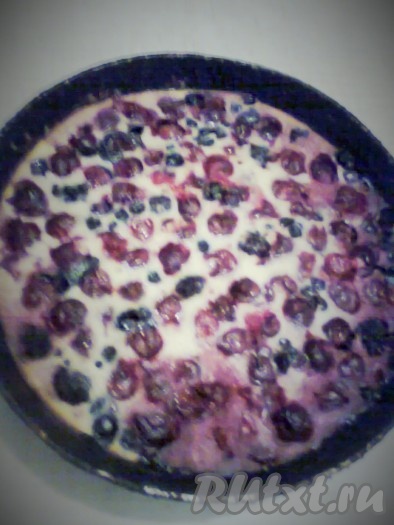 Духовку разогреть до 170-180 градусов и готовить клафути с вишней, ягодами и творогом 40-50 минут.
