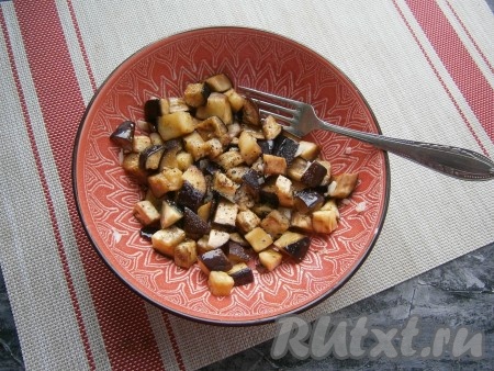 Запечь баклажаны в разогретой духовке при температуре 220-250 градусов около 15 минут (или отправить в микроволновку при мощности 750 Ватт на 5 минут). Затем запечённые баклажаны поперчить, посолить по вкусу, влить уксус.
