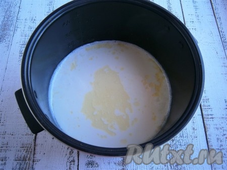 Выставить режим "Мультиповар", температура - 160 градусов, время - 15 минут. Если нет такой программы, выставляйте автоматическую "Жарка" на тоже время. За это время молоко дойдёт до кондиции кипения, но ещё не закипит, соответственно и не сбежит. Добавить сахар и сливочное масло.
