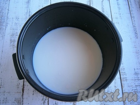 Молоко налить в чашу мультиварки, добавить щепотку соли.
