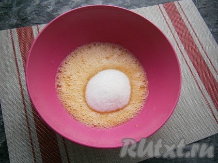 Взбить яйца до пышной пены миксером, всыпать сахар и ванильный сахар.