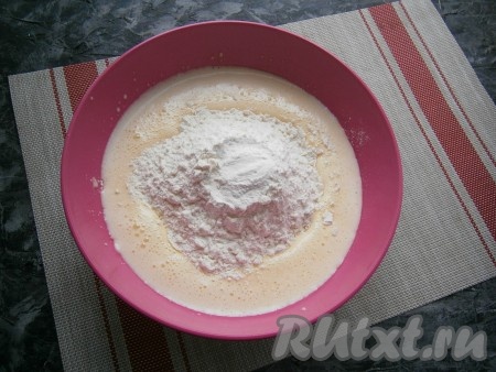 Затем всыпать муку с разрыхлителем.
