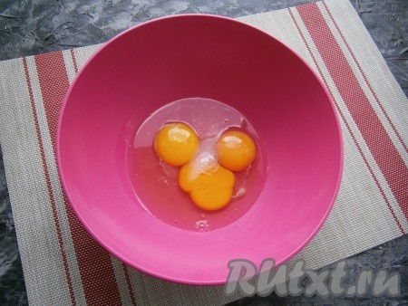 К яйцам, разбитым в миску, всыпать щепотку соли.