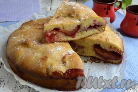 Дать пирогу остыть в форме, после чего извлечь и посыпать сахарной пудрой.
