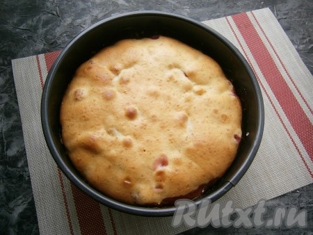 Выпекать пирог со сливами в разогретой до 180-190 градусов духовке около 30-40 минут (до румяности). Готовность можно проверить сухой лучинкой (лучинка должна остаться сухой при прокалывании теста готового заливного пирога).
