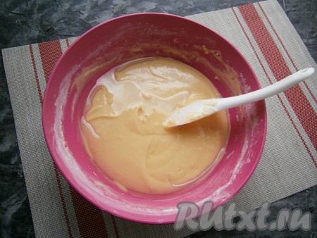 Теперь влить растительное масло и тщательно перемешать венчиком. Тесто станет чуть жиже, оно теперь будет похоже на тесто, как для обычных оладий.
