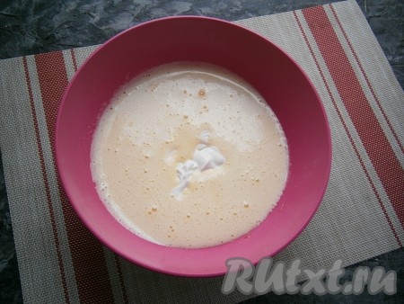 Взбивать яично-сахарную массу миксером до светлой, достаточно плотной массы (взбивать, примерно, 3-4 минуты), большая часть крупинок сахара должна раствориться. Далее в получившуюся массу выложить сметану и на небольших оборотах миксера&nbsp;перемешать до однородности.
