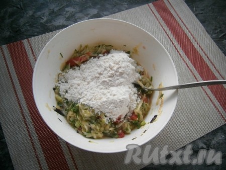 Частями начать добавлять муку, каждый раз тщательно вмешивая её. 