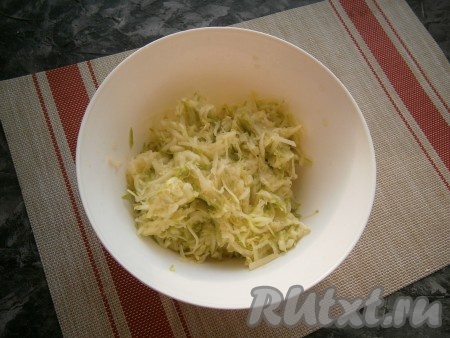 Кабачки вымыть, очистить от кожуры. Если у кабачков будут достаточно крупные семечки, тогда семечки нужно будет вынуть. 300-350 грамм подготовленных кабачков натереть на крупной тёрке в глубокую миску, немного посолить, оставить минут на 5, чтобы выделился сок. По прошествии 5 минут очень хорошо отжать кабачковую массу руками от лишней жидкости (я отжала кабачковую массу от выделившегося сока руками, тщательно сжимая массу из кабачков в руке).