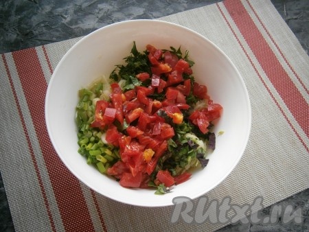 Свежую зелень (я взяла понемногу укроп, петрушку, несколько перьев лука и пару листочков базилика) нужно заранее промыть водой, немного обсушить, мелко нарезать. Помидоры желательно брать плотные, с них можно снять кожицу. К кабачковой массе, отжатой от выделившегося сока, добавить помидоры, нарезанные на небольшие кубики-кусочки, всыпать нарезанную зелень.