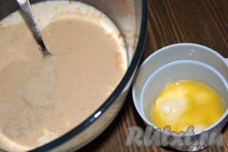 Молоко слегка подогреть (примерно, до 40 градусов), перелить в объёмную миску, добавить яйцо и слегка перемешать. Затем всыпать соль, сахар и дрожжи, перемешать молочно-дрожжевую смесь. Сливочное масло растопить и немного остудить (оно не должно быть горячим).