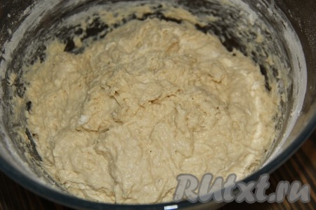 Частями добавляя муку и перемешивая тесто ложкой, замесить слегка липнущее тесто, как на фото. Муки может потребоваться как немного больше, так и немного меньше, главное - ориентируйтесь на густоту вашего теста. Накрыть миску с замешанным тестом полотенцем и оставить в тепле на 1 час.
