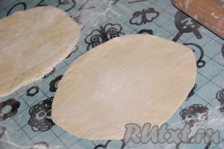 Выложить тесто на припыленный мукой стол. Слегка обмять тесто, а затем разделить на 12-13 частей. На припылённом мукой столе раскатать каждую часть теста в тонкий круг, как на фото.&nbsp;
