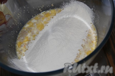 Всыпать небольшими порциями просеянную муку, каждый раз хорошо перемешивая тесто ложкой.
