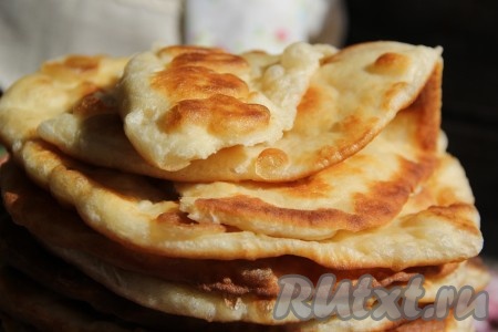 Таким образом пожарить на сковороде все лепёшки, замешанные на молоке и дрожжах, складывая их на тарелку друг на друга, и накрыть полотенцем. Вот такие аппетитные лепёшечки из дрожжевого теста получаются. Пожарить в домашних условиях такие лепёшки не составит особого труда, а результат несомненно вам понравится!