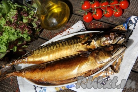 Переложить скумбрию горячего копчения на тарелку и подать к столу. Рыбка, приготовленная в домашних условиях по этому рецепту в коптильне, получается очень вкусной, нежной и ароматной. Такая скумбрия несомненно понравится многим!
