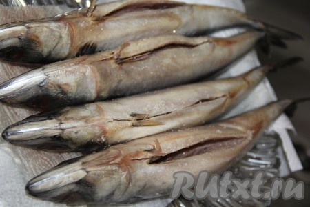 Разрезать брюшко каждой скумбрии, затем удалить внутренности и чёрную плёнку, промыть под проточной водой и хорошо обсушить бумажным полотенцем. Рыбу натереть солью снаружи и внутри (достаточно 1 чайной ложки соли на рыбку) и оставить просолиться на 1 час.