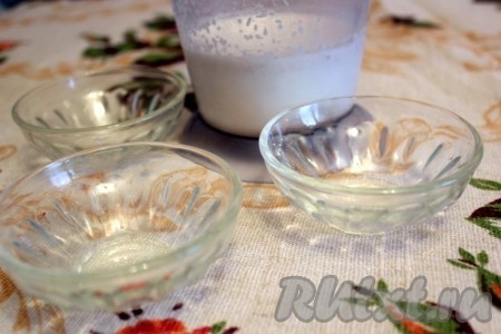 Половину молока поставить в кастрюльке на огонь, а вторую половину молока размешать с манкой, сахаром и ванильным сахаром.
