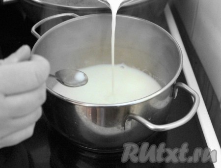 Когда молоко начнёт закипать, то влить струйкой при помешивании смесь из молока, манки и сахара. Довести при помешивании до начала закипания и поварить одну минутку на слабом огне, постоянно помешивая. Такой способ позволяет избежать комочков и получить манную кашу кремообразной консистенции.