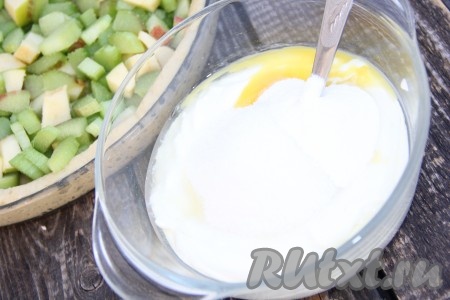 Для приготовления заливки соединить сметану, сахар и яйца.
