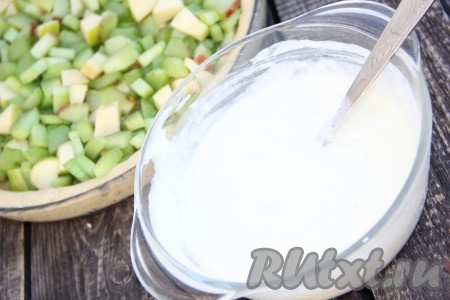 Перемешать заливку вилкой (или венчиком).
