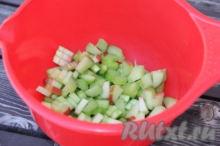 Стебли ревеня вымыть, а затем снять с них тоненькую плёнку по всей длине. Нарезать ревень на кусочки.
