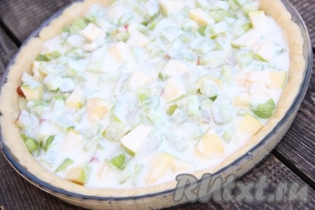 Аккуратно вылить заливку поверх начинки из ревеня и яблок, поставить форму с пирогом в разогретую духовку. Выпекать минут 40-45 при температуре 200 градусов.
