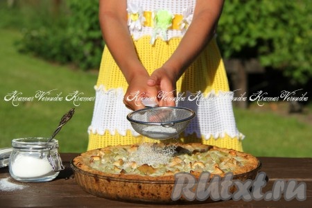 Готовый песочный пирог с начинкой из ревеня и яблок остудить пару часов, затем можно разрезать и подавать к чаю. По желанию, посыпать готовую выпечку сахарной пудрой.