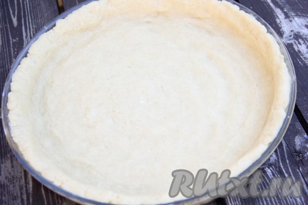 Форму для выпечки (я взяла форму диаметром 28 см) слегка смазать растительным маслом. Тесто выложить в форму и равномерно его распределить, сформировать бортик.
