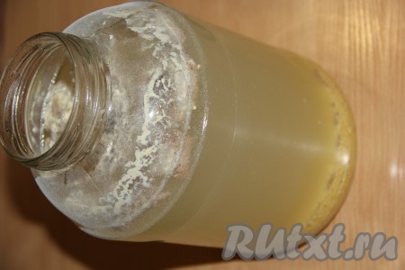 Оставить банку с квасом на кухонном столе на три дня (можно прикрыть горлышко банки марлей).
