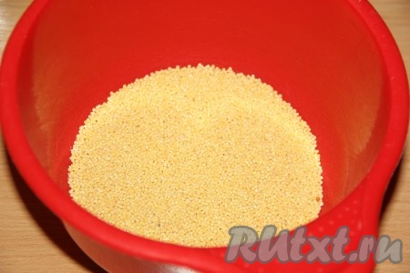 Пшено всыпать в глубокую миску.
