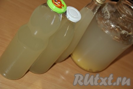 По прошествии трёх дней процедить домашний квас и разлить по бутылкам. Пшено, оставшееся в трёхлитровой банке, готово к приготовлению следующей порции кваса, для этого нужно просто добавить в банку сахар и снова залить водой. Через три дня будет новая порция домашнего кваса. Из данной закваски можно получить до 30 литров кваса. Бутылки с квасом закрыть крышками и поставить в холодильник на пару часов.
