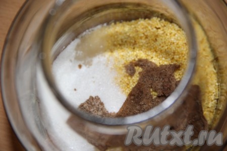 Добавить сахар и ржаную корочку.
