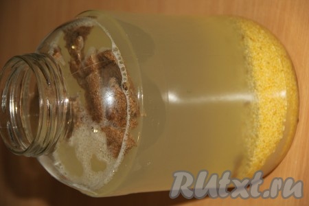 Влить в банку 2,5 литра воды (я использовала фильтрованную воду).
