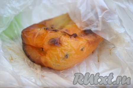 Готовый ещё горячий перец поместить в целлофановый пакет. Пакет закрыть и дать перчику в нём немного остыть. Такая несложная процедура поможет достаточно быстро и просто снять кожицу с поверхности перца.
