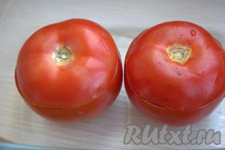 Накрыть фаршированные помидоры "крышечками", поставить в жаропрочную форму, на дно которой влить холодную воду, и отправить в разогретую до 190 градусов духовку на 20-25 минут. Запечённые помидорчики должны стать достаточно мягкими, но при этом хорошо держать форму.