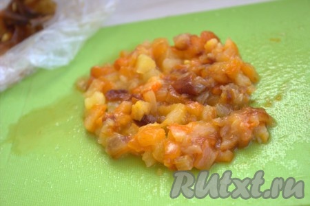 Затем снять кожицу с болгарского перца, удалить семена. Мякоть перца нарезать на мелкие кубики.