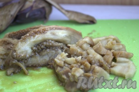 Готовый и остывший баклажан очистить от кожицы и также мелко нарезать.